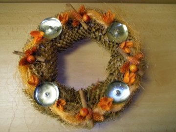 Adventní věnec z půlených šišek